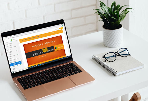 Laptop mit Blick auf den Lenormand Online Kurs 3er Kombinationen