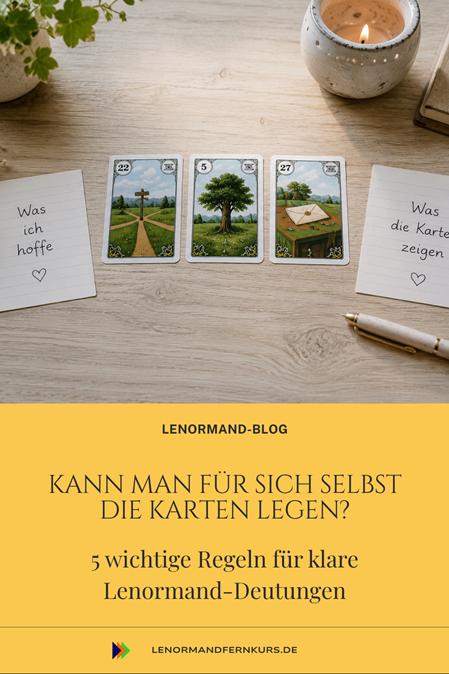 3 Lenormandkarten auf einem Tisch, daneben 2 Zettel mit Fragen