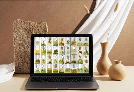 Lenormand Onlinekurs mit vollständigem Kartenbild auf einem Laptop